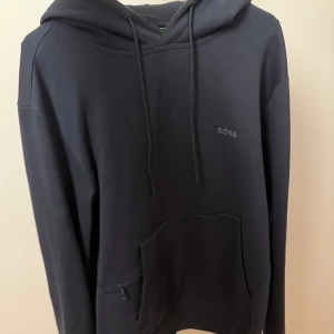 Hugo Boss Hoodie - Perfekt nu inför det kalla vädret i storlek S inga fel på den eller något sånt, för mer info eller bilder är det bara att skriva 