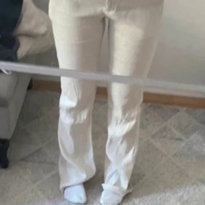 Beige linnebyxor - Snygga beige linnebyxor med hög midja och rak passform. Perfekta för en avslappnad stil. Byxorna har bälteshällor och en enkel design som gör dem lätta att matcha med olika toppar.