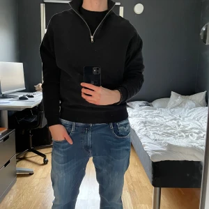 Halfzip - Tjena, säljer nu min svarta halfzip tröja. Skicket på tröjan är bra och har inga defekter. Skriv gärna om ni har några funderingar💭🤩