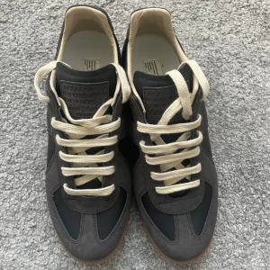 Maison Margiela Gats - Maison Margiela Gats använda fåtal gånger. Jättebra skick, kvitto och äktenhetsbevis finns. Pris kan absolut diskuteras vid snabb affär, hör av dig vid frågor💯