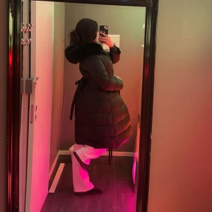 Svart dunjacka med bälte - Har haft jackan i ungefär en månad om använt den sällan då den är inte riktigt passar mig så som jag vill. Köpte för 2650kr, väljer dock att sälja den för 1950kr då jag ändå använt den sparsamt!🌸