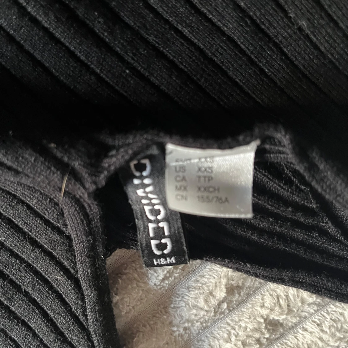 Svart ribbad linnetopp från H&M Divided - 2