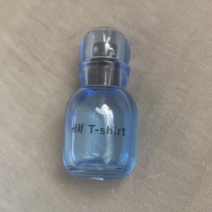 H&M t-shirt Eau de Toilette - Säljer denna parfym från H&M. En ren och fräsch doft perfekt för vardagsbruk. Flaskan är i gott skick och innehåller ungefär lite mer än hälften. Perfekt för dig som gillar lätta och fräscha dofter!🩵💙