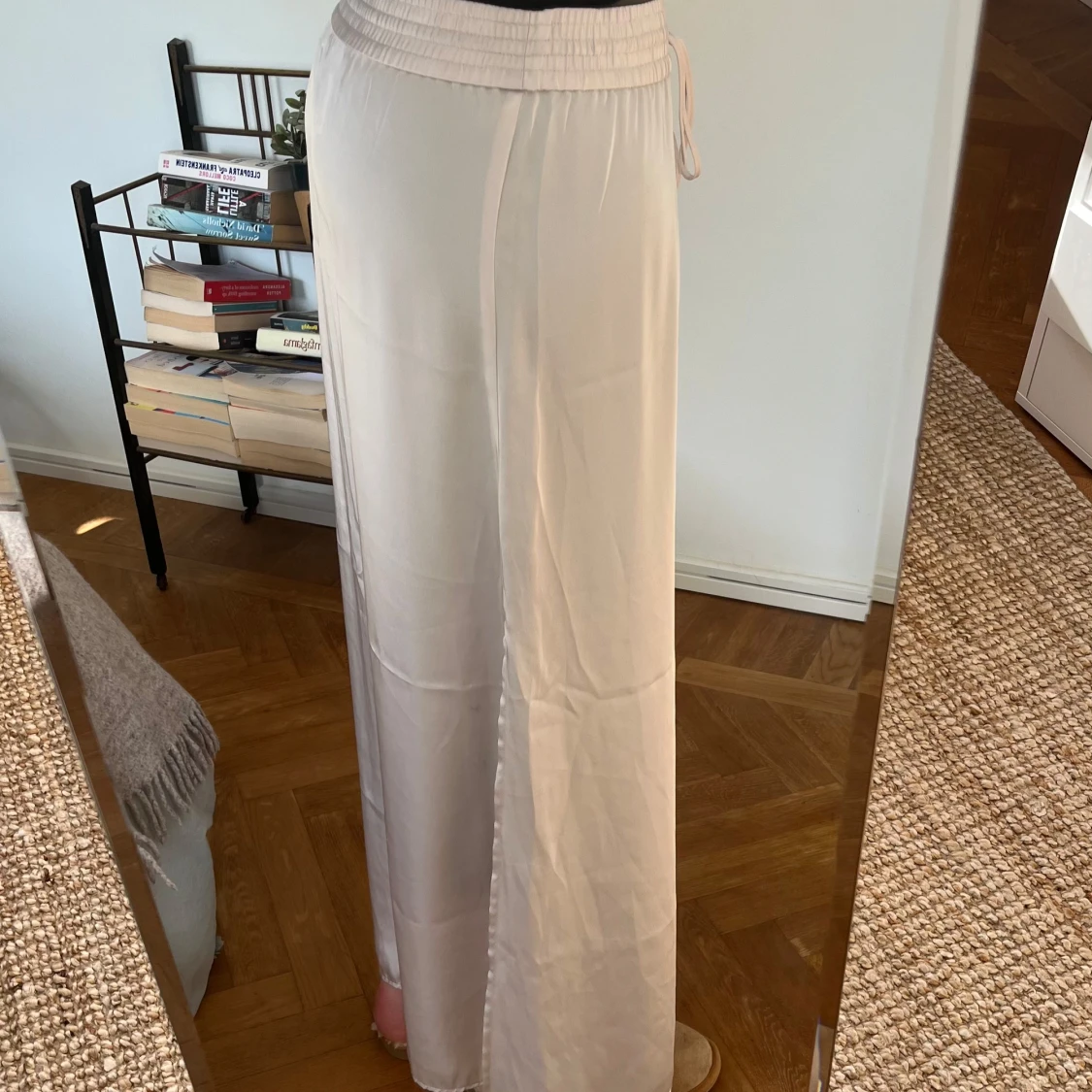 Beige satin maxikjol med knytband - 1