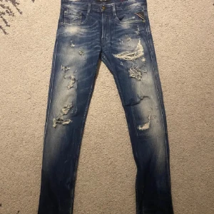 Replay Anbass jeans - Säljer ett par blå Replay anbass jeans med slitningar. Dem är i bra skicka och sparsamt använda. Nypriset ligger på 1799. Hör av dig vid frågor och funderingar / Max