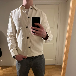 These Glory Days Overshirt  - Säljer denna sjukt snygga Overshirten från These Glory Days⭐️ Färgen är vit och storleken är S⭐️Jackan har inga defekter och skicket är utomordentligt🙌🤝 Sjukt najs passform och material också⭐️🙌 Tveka inte på att höra av er dig vid minsta fråga eller fundering😊