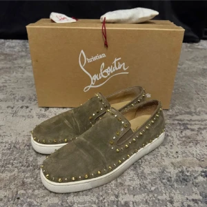 Louboutin Loafers - Säljer ett par unika loafers från Christian Louboutin. Skorna är i strl 42 men passar även 43 och är perfekta nu till varma sommardagar. Skorna är knappt använda och är i så gått som nyskick!! Hör gärna av er vid frågor eller funderingar!! ‼️Såklart är skorna ÄKTA ‼️