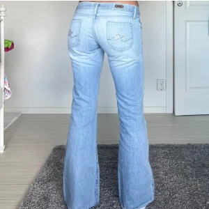 Ljusblå bootcut jeans  - Säljer ett par ljusblå bootcut jeans. Kommer inte till användning längre. Det två första bilderna är lånade från tjejen jag köpte dem av. Enda defekten är att de är lite trasiga längst ner vilket däremot inte syns när man har på sig dem. Pris kan diskuteras. Fråga för flera bilder. 