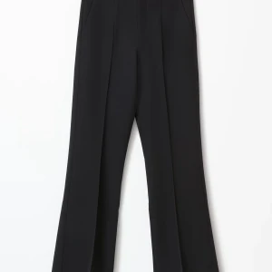 Svarta vida byxor - Snygga svarta kostymbyxor med hög midja och vida ben. Perfekta för en stilren look. Byxorna har en slät front och diskreta fickor på sidorna. Använd endast en gång.💕Det är bara och fråga om du vill ha fler bilder på de.💗