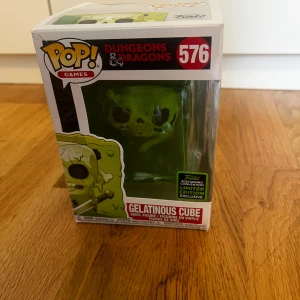 Funko Pop! Gelatinous Cube från Dungeons & Dragons - Säljer en exklusiv Funko Pop! figur av Gelatinous Cube från Dungeons & Dragons, nummer 576. Figuren är grön och kommer i en samlarvänlig förpackning med genomskinligt fönster. Perfekt för fans av spelet och samlare av Pop! figurer. [OBS! Förpakningen har småskador]