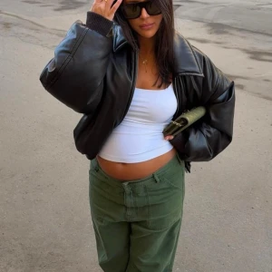 Polyamid toppar från Zara - Svart och vit topp i pilyamid från Zara, storlek S. Man kan ha dem åt båda hållen för olika modeller, mycket bra skick då de är endast använda fåtal ggr🤎 100kr för båda