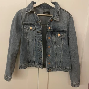 Jeansjacka - Helt oanvänd blå jeans jacka🩵
