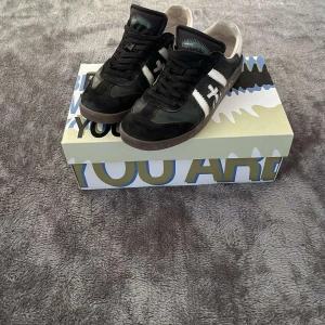 Svarta premiata skor - Snygga svarta premiata skor, storlek 40 box ingår  kom privat vid funderingar 😊