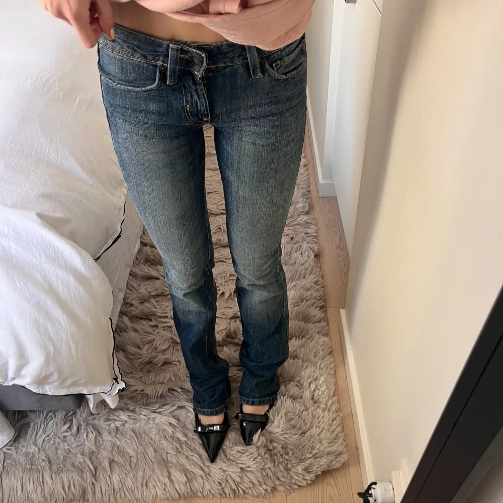Snygga blå jeans med bootcut-stil och detaljer på bakfickorna. De har en lågmidjad passform och supersnygg tvätt, men säljer då de är för långa i benen:( . Farkut & Housut.