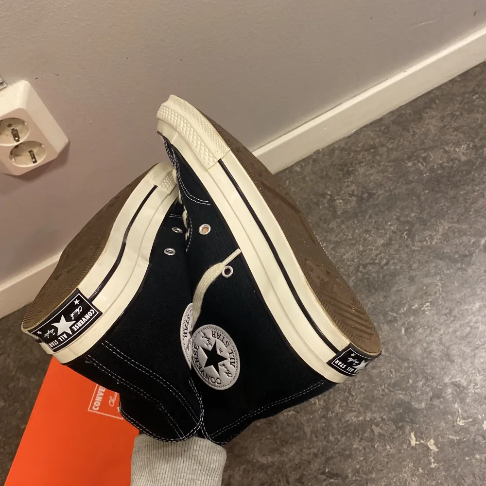 Säljer mina converse, i mycket bra skick bara använda ett fåtal gånger. Nypris ≈ 1000 Mitt pris 700. Hör av dig vid frågor! Kan träffas i Göteborg/Trollhättan.. Kengät.