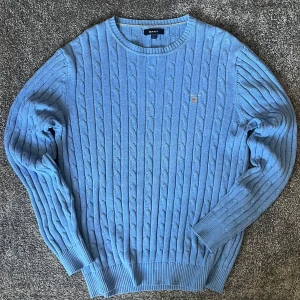 Gant cabelknit - Snygg stickad tröja från gant. Tröjan är i högsta kvalitet och i en snygg ljusblå färg. Kom gärna med prisförslag och frågor!