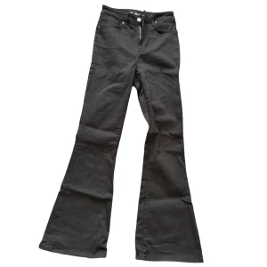 Bikbok jeans - Snygga svarta Peachy Flare jeans med en trendig bootcut-stil. Jättesköna och med fin passform.     • Använd endast 1 gång •