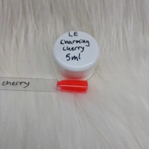 LE Charming Cherry 5ml - Snygg röd gel color i färgen 'Charming Cherry' från LE. Perfekt för en djärv och elegant look. Kommer i en liten burk på 5 ml.