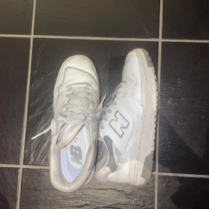 New Balance skor bb550 - Säljer dessa trendiga new balance 550 med ny sula. Köpt på Zalando för 1695 kr. Säljer då de inte används längre. Köpt förra sommaren och sparsamt använda. Priset kan diskuteras 🤍