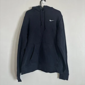 Navy blue nike hoodie  - Storlek M, sitter bra som unisex 