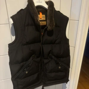 Parajumpers Kobuk Väst - Säljer min Parajumpers Kobuk väst. Storlek L men passar L-XL. Väldigt bra skick