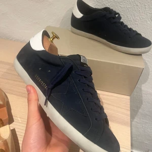 Golden goose skor 42 - Säljer nu dessa riktigt stilrena golden goose skor i marinblå colorway🤩. Skorna är använda fåtal gånger så skicket är i topp skick. OG: Box tillkommer 🌟! Tveka inte på att höra av dig vid frågor eller funderingar.