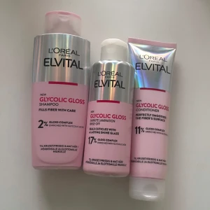L'Oréal Paris Elvital Glycolic Gloss Hårvårdsset - Set med schampo, balsam och leave-in från L'Oréal Paris Elvital Glycolic Gloss-serien. Designad för att ge glans och vård till håret med 2% gloss complex och 17% shine complex. Perfekt för att släta ut och ge en glansig finish. Tror nån av dem är provad en gång så i princip helt fulla. 