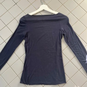 Mörkblå långärmad från Intimissimi  - Säljer min mörkblå intimissimi tröja! Den är använd ett fåtal gånger och i mycket bra skick, den är populär och stilren och går att både klä upp och klä ner. Säljer den pga att jag inte tycker jag passar i den, kom gärna privat för frågor eller fler bilder ☺️