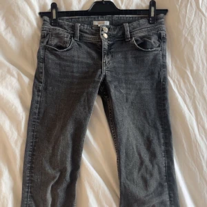 Svarta jeans från Gina Tricot - Snygga svarta jeans från Gina Tricot. Dem är i modellen bootcut. Pris kan diskuteras!