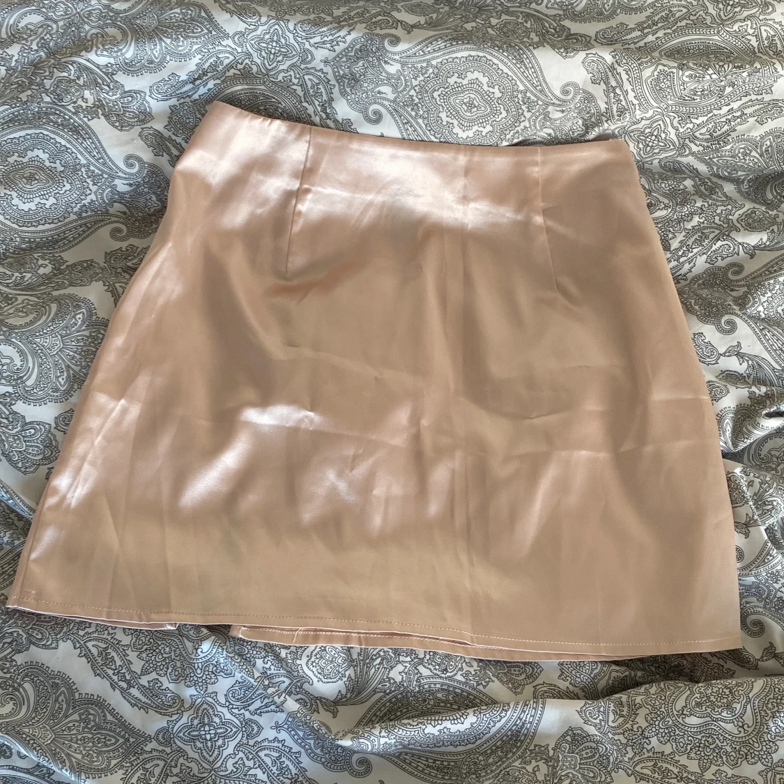 Champagnefärgad satin kjol - 1