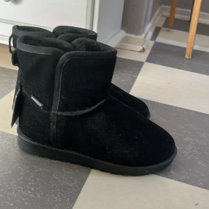 Svarta boots från dinsko  - Snygga svarta boots från sinsko i mocka. De är vattentäta och har en robust sula för bra grepp. Perfekta för kyligare dagar med sin stilrena design och bekväma passform Ny med prislapp.priset kan diskuteras