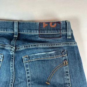 Dondup George W31 - Tjena, säljer ett par Dondup George i strl W31. En väldigt stilren look som passar perfekt till alla outfits. Jeansen är i topp skick och sitter lite tightare. Nypris: 3800kr Vårt pris: 879kr. Vid frågor så hör av dig💫