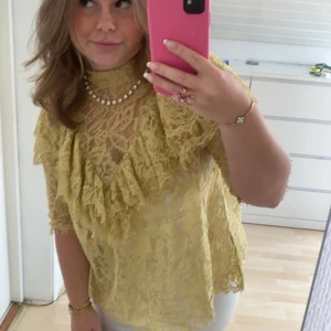 Spetsblus - Säljer en söt gul spetsblus med volangdetaljer. Blusen har korta ärmar och en elegant design som passar perfekt för speciella tillfällen. Perfekt för dig som vill ha något unikt och stilrent i garderoben.💞PRIS GÅR ATT DISKUTERA VID SNABBAFFÄR💞