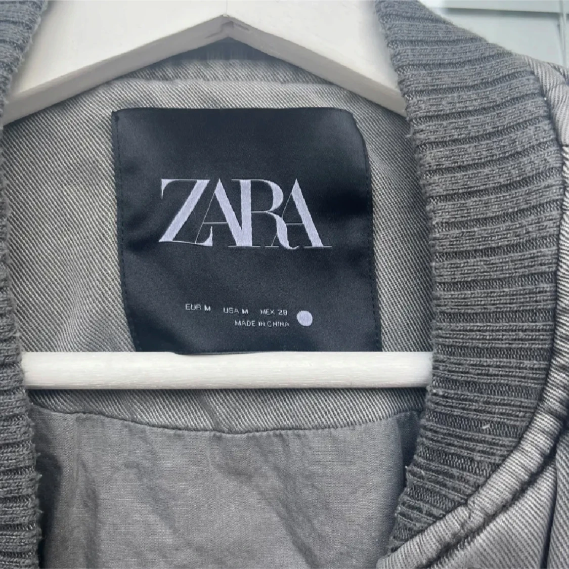 Grå/grön quiltad bomberjacka från Zara - 2