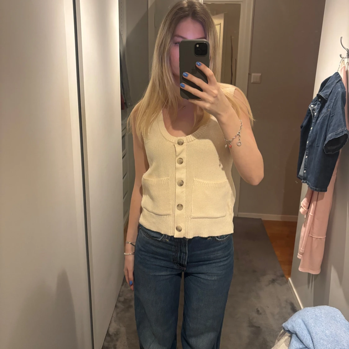 Beige stickad väst med knappar