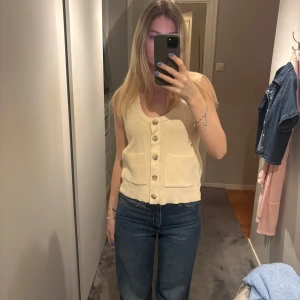 Beige stickad väst med knappar - Säljer en stilren beige stickad väst från Zara som är så najs nu till våren!!! Endast använd 1 gång🩷🩷