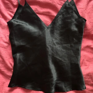 Svart sidenlinne - Elegant svart sidenlinne med smala axelband och v-ringning💕