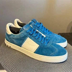 Blå och vita sneakers från Valentino - Valentino Flycrew | Skick: 7,5/10, med alla nitar kvar, något sliten mocka | Storlek 44,5 men passar 45 | Endast skor ingår | Pris: 3999 eller kom med prisförslag |
