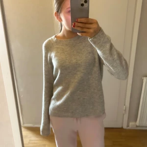 Grå stickad tröja - Ljusgrå stickad tröja