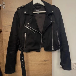 Svart skinnjacka från Pull&Bear - Snygg svart skinnjacka/mochajacka från Pull&Bear med silver detaljer