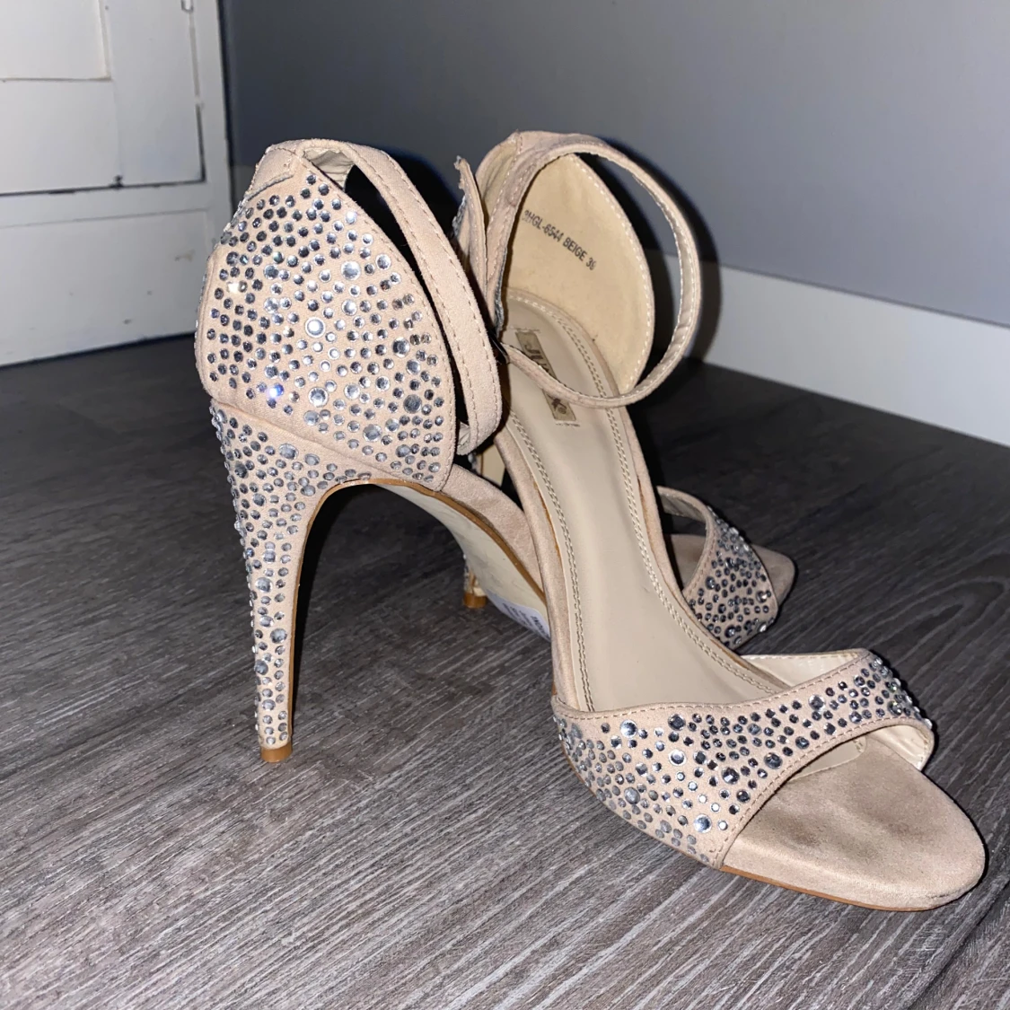 Beiga klackskor med strass - 1