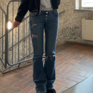 Blå bootcut jeans med slitningar - Snygga blå bootcut jeans med slitningar på låren och knäna. Jätte LÅGMIDJADE ❤️jag är 170