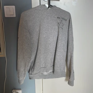 Ma chérie hoodie, grå, fina Young. - Säljer en grå hoodie med texten 'Ma Chérie' och en stjärna på bröstet. Ärmarna har ett mönster av svarta stjärnor. 