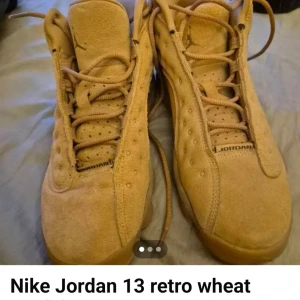 Nike Jordan 13 Retro Wheat - Säljer ett par Nike Jordan 13 Retro i färgen wheat. Skorna har en snygg design med snörning och är tillverkade i mocka. Perfekta för dig som gillar en stilren look med en touch av retro.Samlarobjekt!köpt i USA.Bud kan ges!