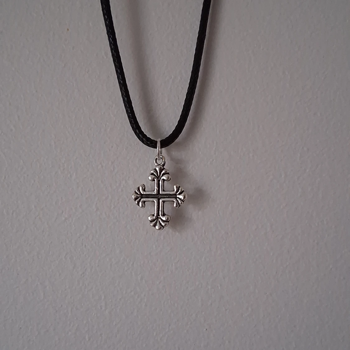 Halsband med korsberlock - 2