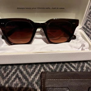 Chimi 04 Brown - Ett par schyssta glasögon från chimi, perfa inför sommaren. Använda varmsamt, väldigt små deffekter som syns på bilden. Skriv vid fler frågor :)