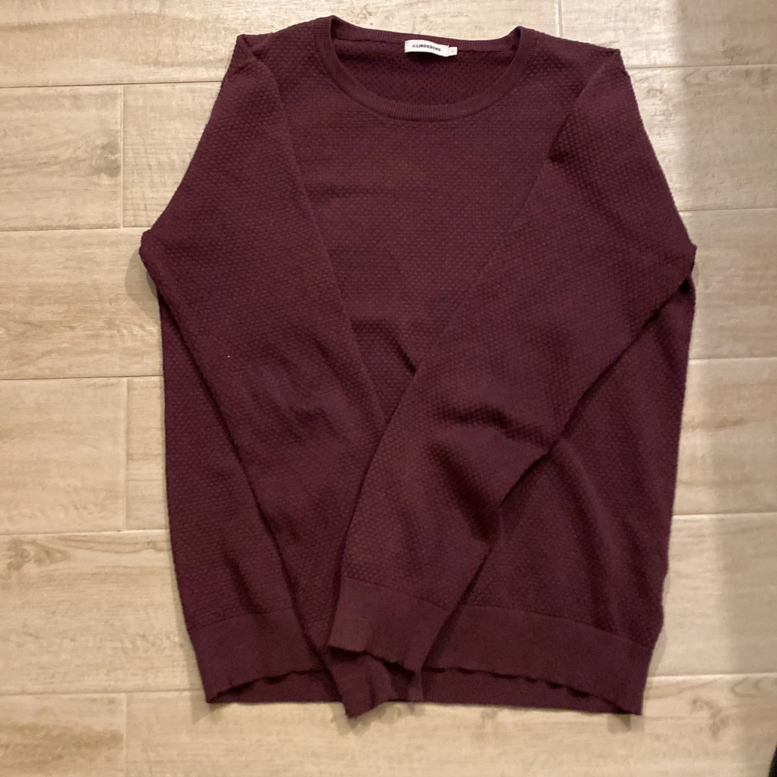 Vinröd tröja från J.Lindeberg