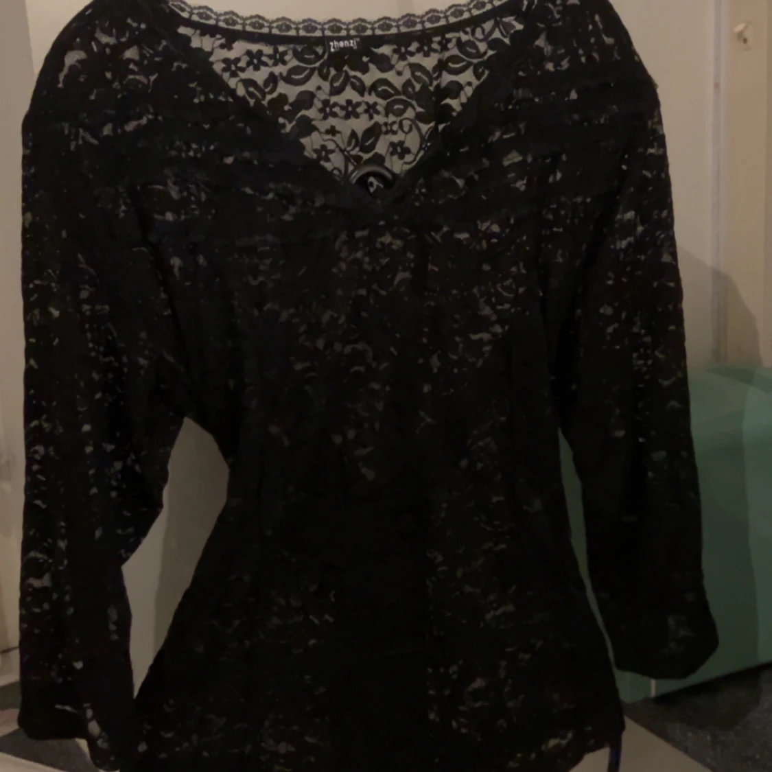 Svart spetsblus med knyt