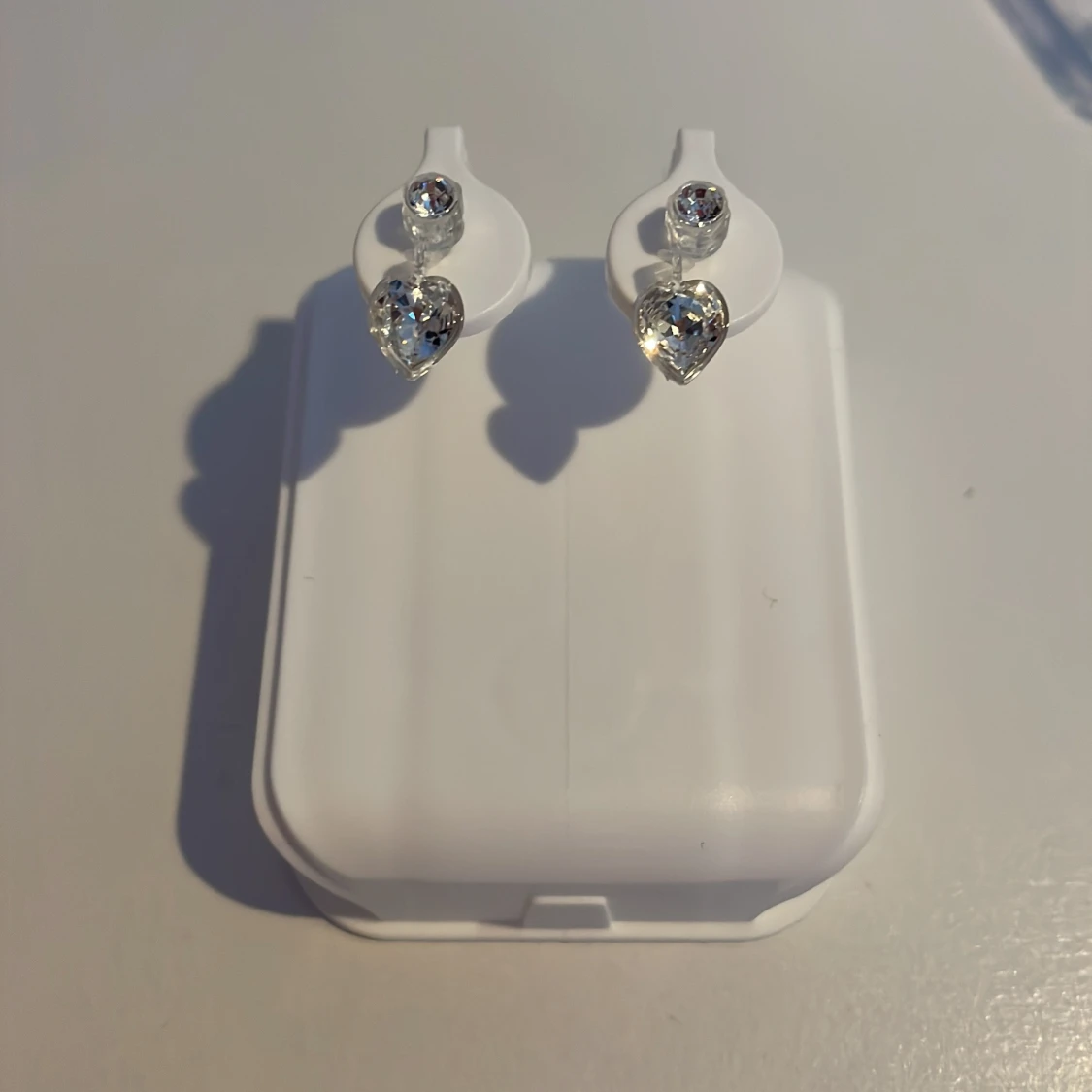 Silverfärgade örhängen med glittriga hjärtan - 1