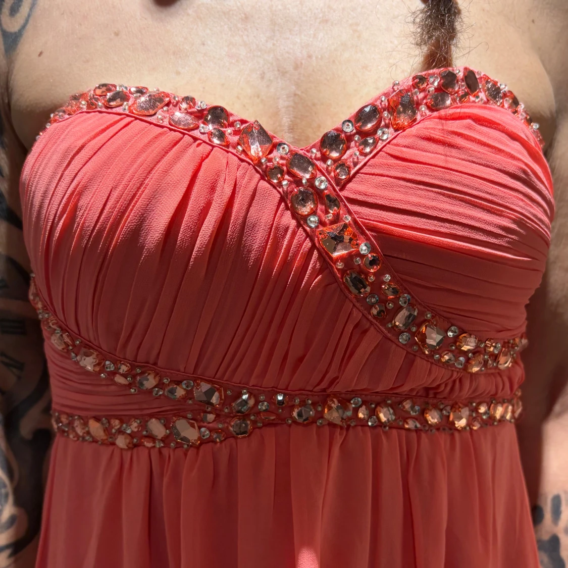 Korallfärgad axelbandslös klänning - 2